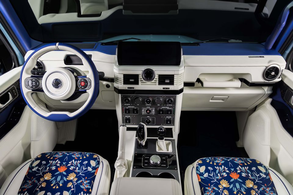 Record car: dashboard and front seats with floral embroidery