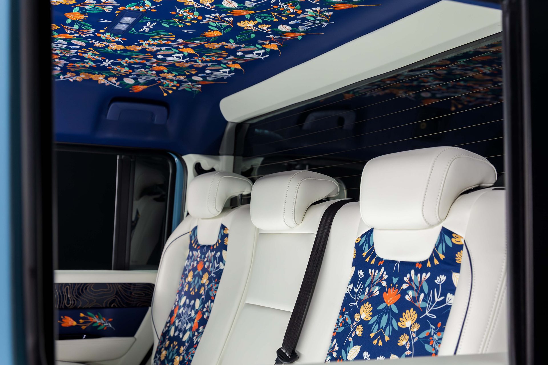 Record car: rear seats with floral embroidered panels