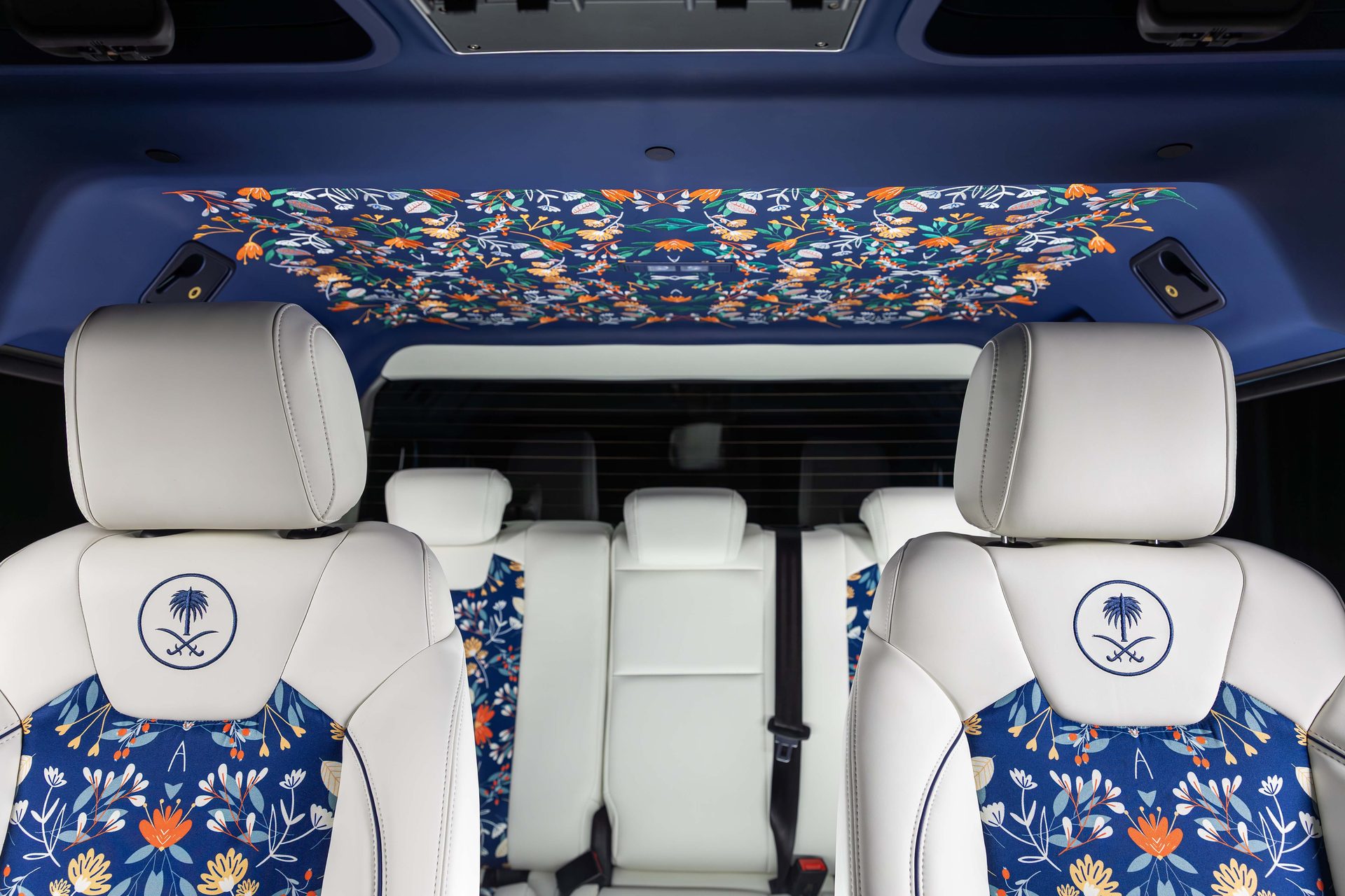 Record car: cabin with embroidered seats and headliner
